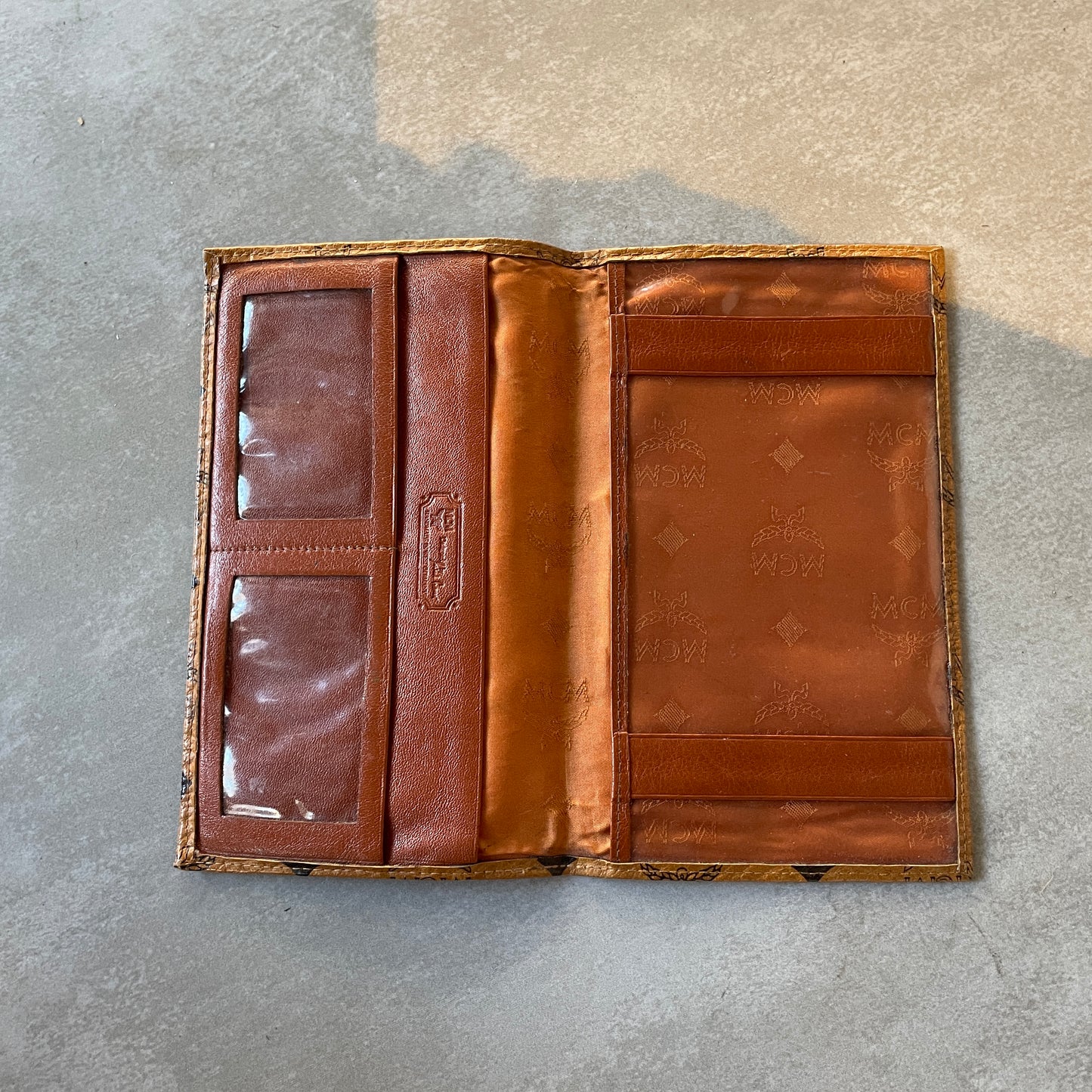 Porta pasaporte MCM
