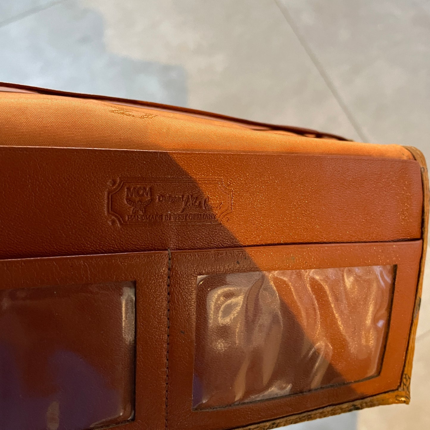 Porta pasaporte MCM
